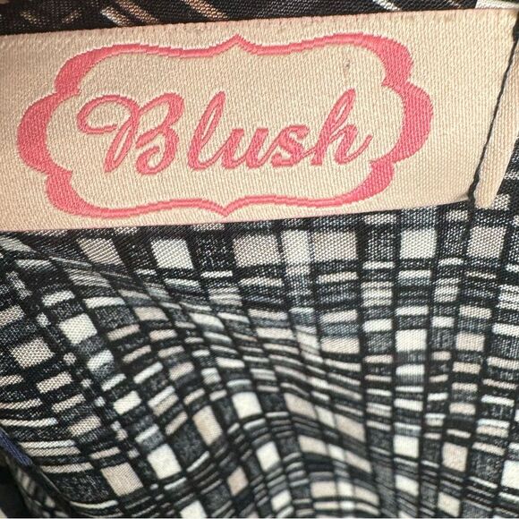 Blush Boutique long sleeve open back geometric print romper size large - Picture 7 of 9